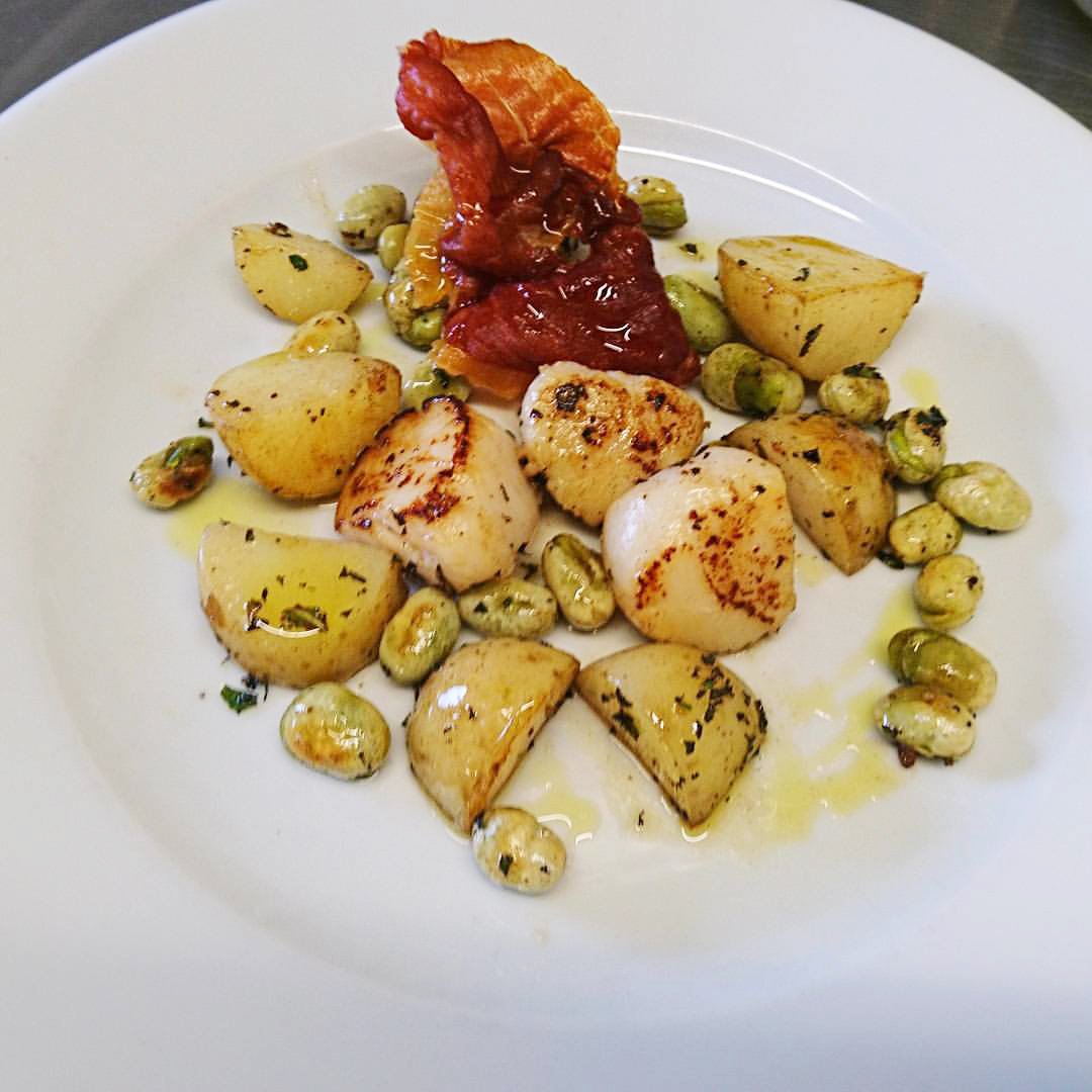 IslandStreetWD's tweet photo. Start Bay scallops, broad beans, new potatoes, mint, Serrano crisp and extra virgin olive oil bliss #localshellfish #seafood #local #foodie https://t.co/b7khRriDkv