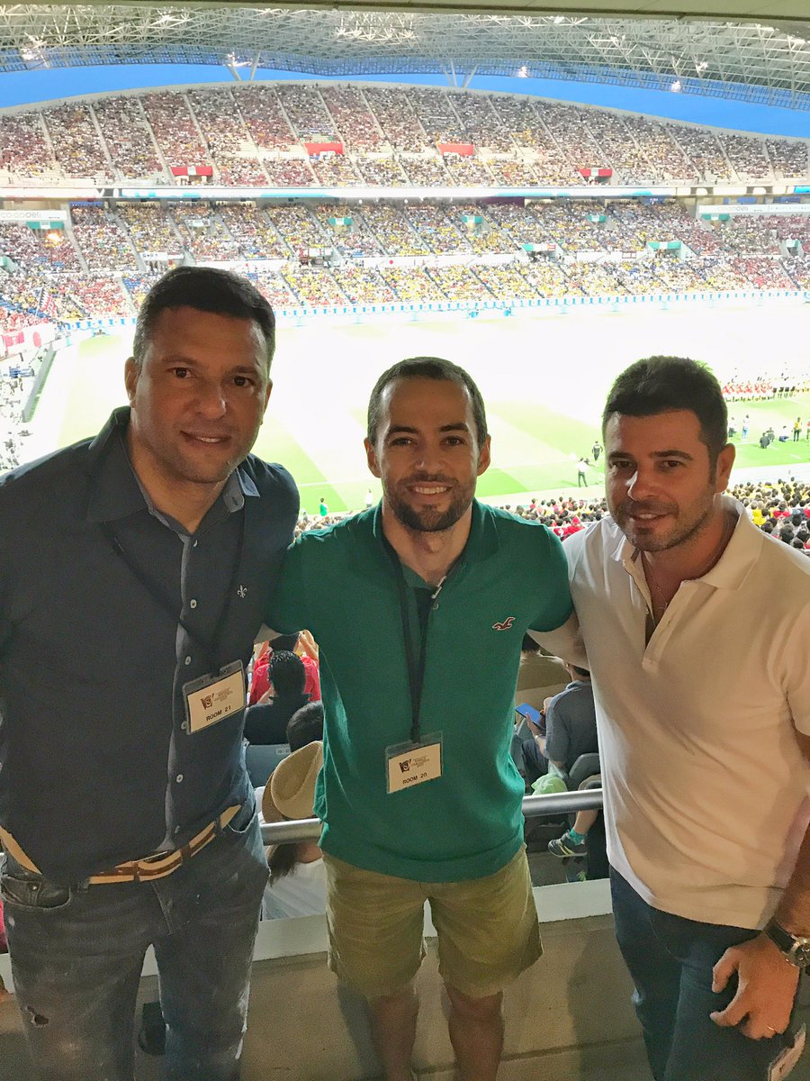 Joao Paulo Oliveira A Twitter ブラジル人プレイヤー ポンテとワシントンと共に 浦和レッズ対borussia Dortmundの試合を観戦中 レッズ頑張れ 浦和レッズ Borussia
