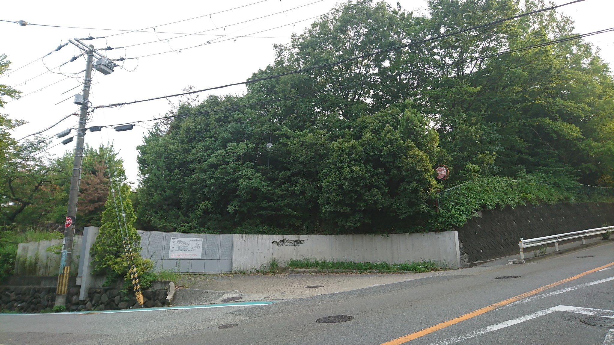 ﾂﾘﾁﾖ ここがどこだかわかるかね ここは夙川学院短期大学跡地 涼宮ハルヒの消失でハルヒが通っていた光陽園学院 のモデルになった場所だ 経営難から神戸に移転してもうない はつり取られた銘板が哀愁を誘うだろう