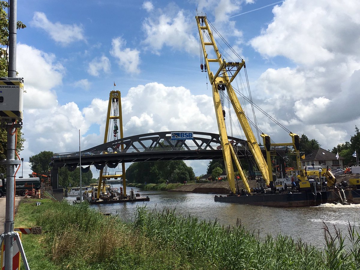 De brug ligt op zijn plaats over het Van Starkenborghkanaal tussen #Noordhorn en #Zuidhorn!