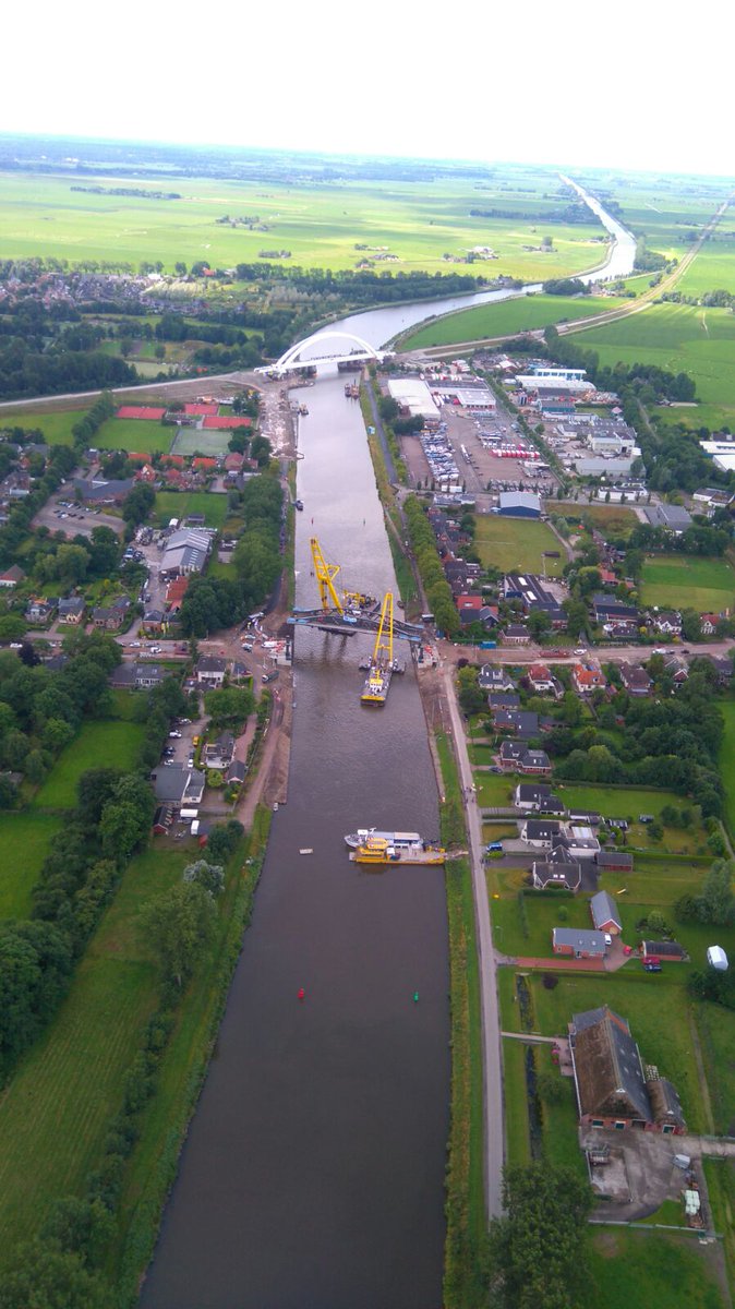 Tijdens onze inspectievlucht nemen we meteen even het plaatsen van de tafelbrug bij Zuidhorn mee.