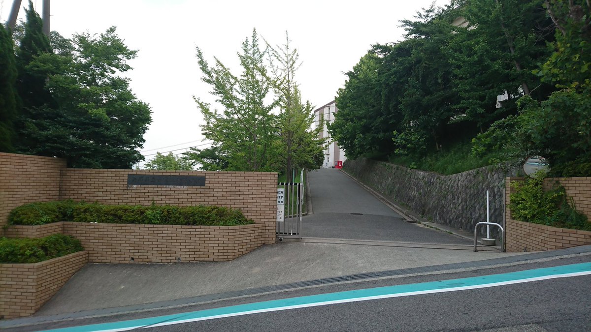 ﾂﾘﾁﾖ ここがどこだかわかるかね ここは夙川学院短期大学跡地 涼宮ハルヒの消失でハルヒが通っていた光陽園学院 のモデルになった場所だ 経営難から神戸に移転してもうない はつり取られた銘板が哀愁を誘うだろう