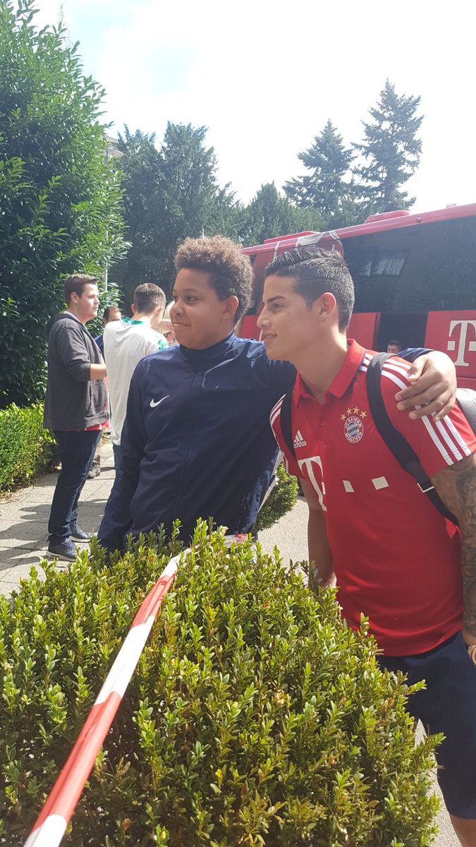 BayernMunichCo's tweet photo. Llegada de James Rodríguez al estadio se acerca el debut de nuestro 'Crack' #James11 #telekomcup https://t.co/kAAevdFftN