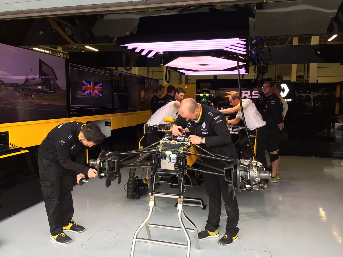 RenaultUKPR's tweet photo. FP3 done, all hands on deck to prep for qualifying #40yearsOfPassion https://t.co/umK7ZlIbEo