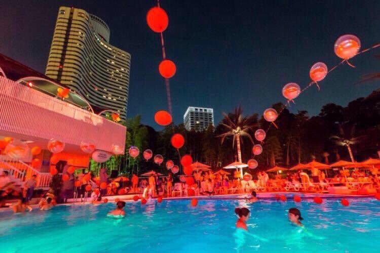 arimaho_ry's tweet photo. 今流行りのナイトプール👙

行ってみたい人RT💕 https://t.co/TnJDbP1aY9