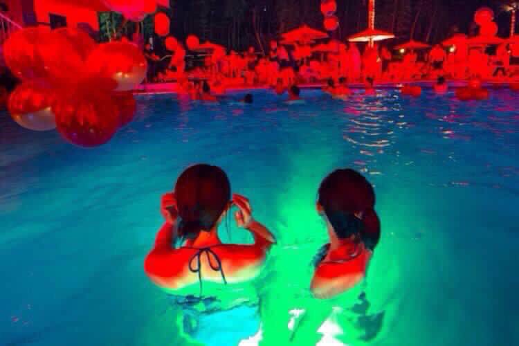 arimaho_ry's tweet photo. 今流行りのナイトプール👙

行ってみたい人RT💕 https://t.co/TnJDbP1aY9