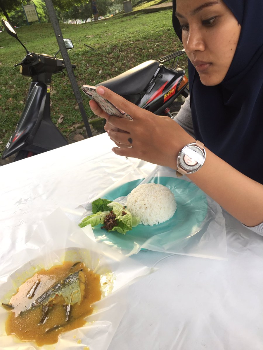 MelKitteh's tweet photo. I'm @ gerai @sanc0re tempoyak patin + cik mak ayam panas
#manualcheckin #lol https://t.co/k5oGtswhs5