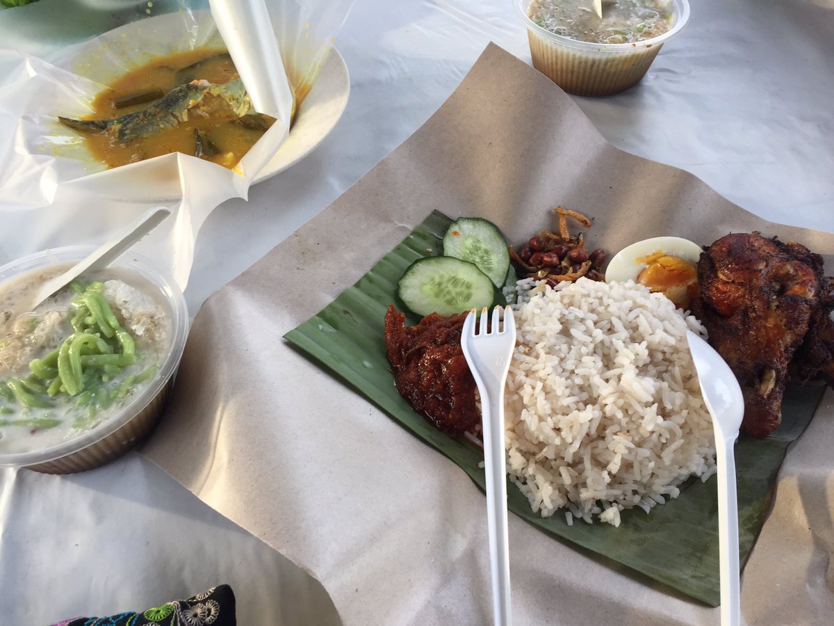 MelKitteh's tweet photo. I'm @ gerai @sanc0re tempoyak patin + cik mak ayam panas
#manualcheckin #lol https://t.co/k5oGtswhs5