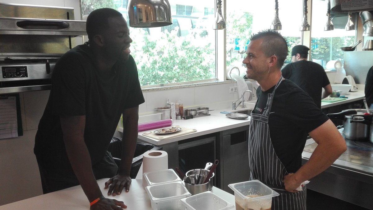 NBAspain's tweet photo. "Se sufre más cocinando aquí con este calor que ganando la NBA", @Dabizdiverxo a @Money23Green 🤔🤔🤔😂😂😂 https://t.co/t9s5mSslPr