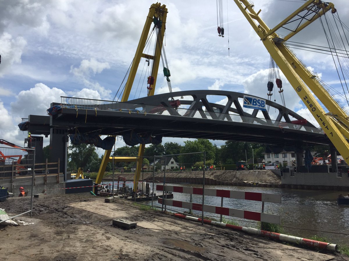 De nieuwe tafelbrug in Noordhorn ligt bijna op z'n plek. Vanavond op tv Noord te zien hoe dit ging #noordvandaag