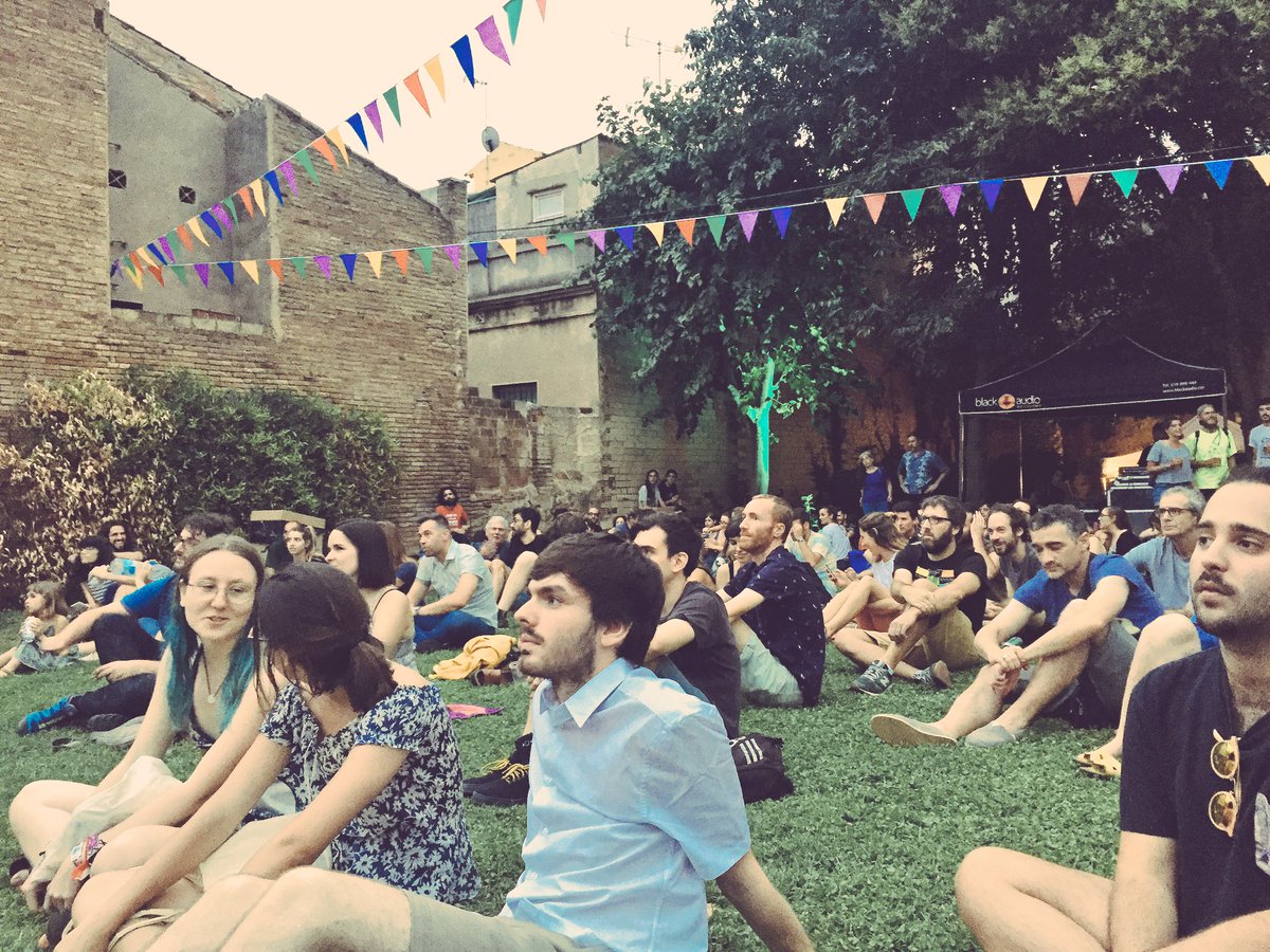 petitformatlh's tweet photo. Ara que feu el vermut, us expliquem que a les 18:00 obrim l'última jornada del #PetitFormat2017 Fem una gran festa com cal! https://t.co/HX0aB42W3j