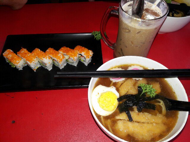 cyn0514's tweet photo. Hasil kopdar td siang: Ramen, Sushi roll &amp; #AssasinationClassrom binge read https://t.co/RXAwef1E7m