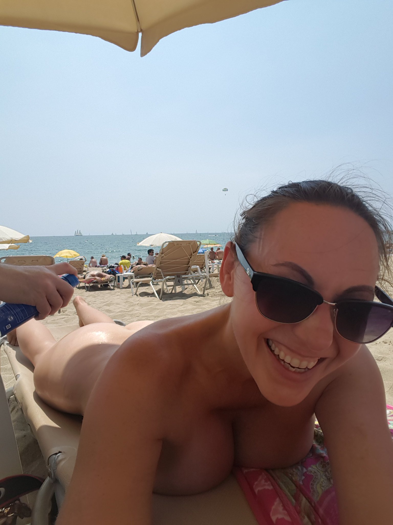 Time for sunscreen!! #nude #Barcelona https://t.co/h4gJhVlcFy
