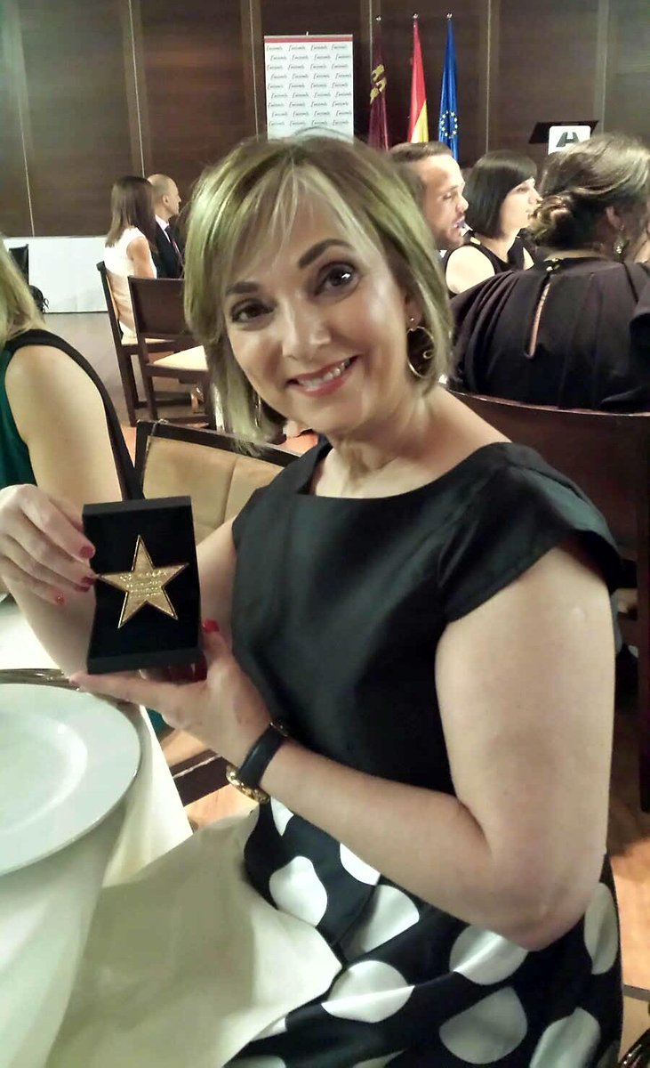 BellezaCosma's tweet photo. Es un orgullo para todo el equipo de #bellezaCosma que una vez más nuestra directora @mariajcanovas haya sido premiada. #EstrellaDeOro https://t.co/oMzxWan0Im