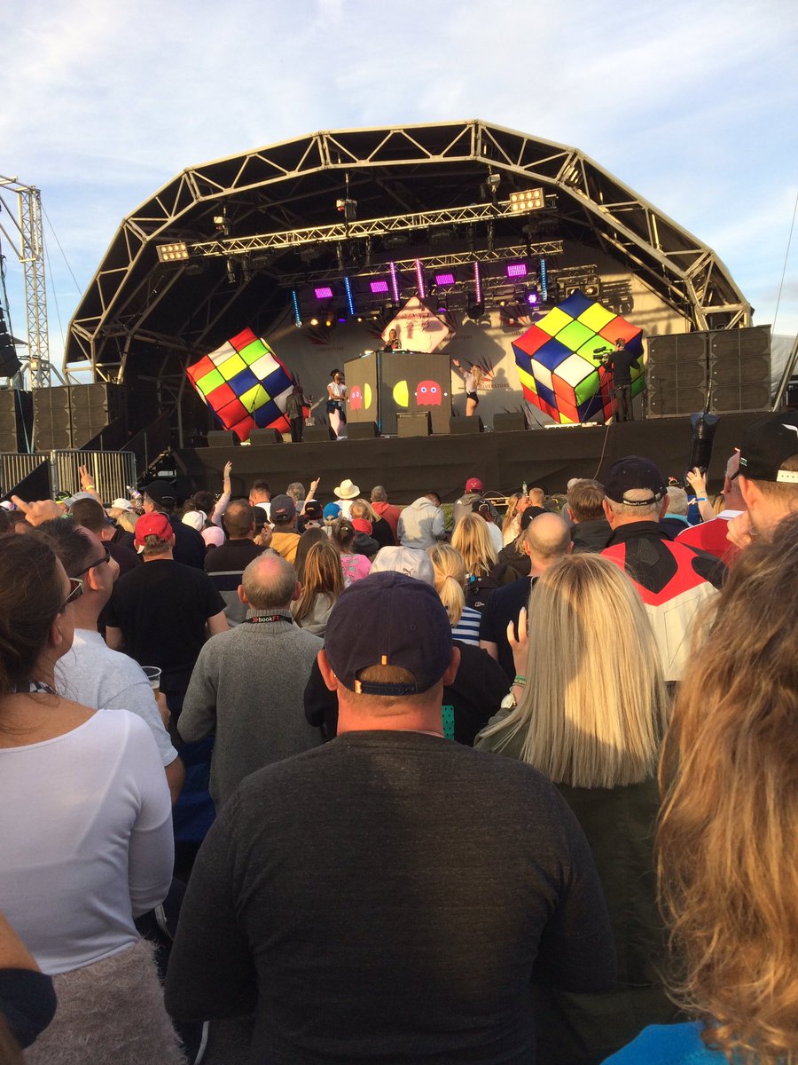 TeePee62599's tweet photo. Thanks to @sarajcox a massive duck and @SilverstoneUK for the best night yesterday #giantconga #whobroughtthatduck https://t.co/W6uiqP0ubr