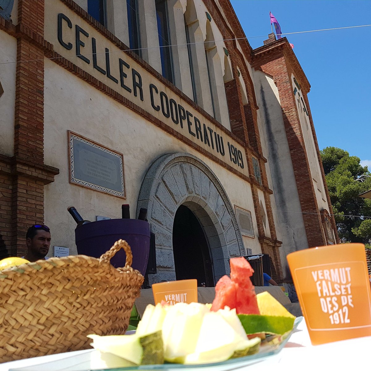 Etimonline's tweet photo. Vermusic&amp;coop amb @GerardLlarchdj I #vermutfalset. Refrescant l'estiu amb bona música i bon #vermut. https://t.co/5ioUAs1WPP