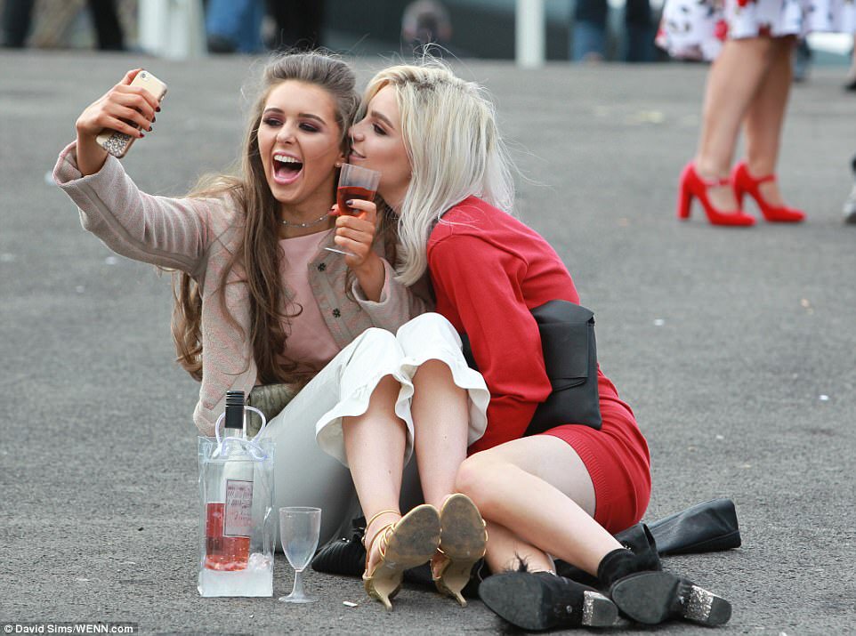 Британские девушки на улицах. Пьяные девушки в городе. Гулянка на улице ночью. Пьяная девушка волянося. Пьяные девушки в городе.