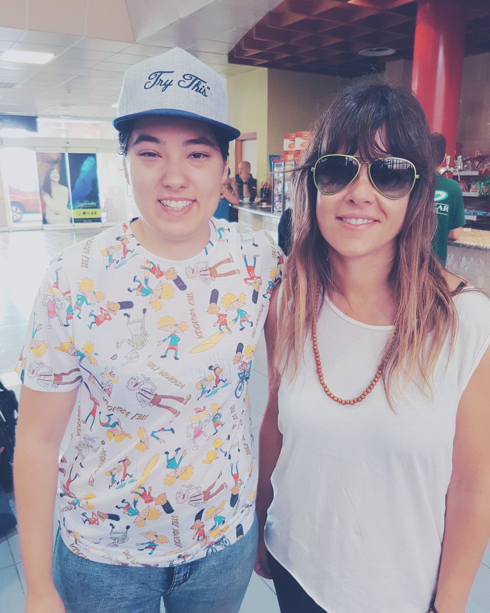 Anjara1991's tweet photo. Algunos tienen suerte y otros vamos en el avión con @vanesamartin_ que es ya otro nivel superior. #HeMuertoDeAmor 😍 https://t.co/ssonuvSaQS