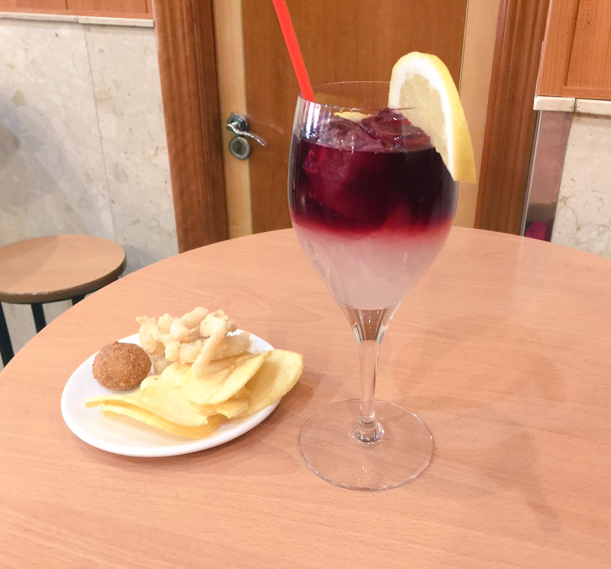 ElBotijoBar's tweet photo. Con este calorcito que hace creemos que la mejor manera de refrescarse es nuestro #tintodeverano ven a probarlo!! #BarrioHumedo #leonesp https://t.co/rdOGhvaRXD