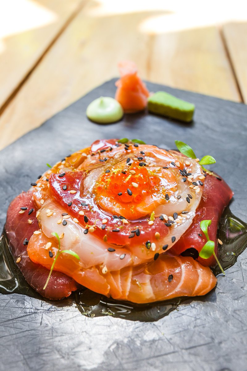 Este es uno de nuestros platos más bonitos y a la vez más exquisitos 🍽️👌 Te presentamos la flor de sashimi variado, lubina, atún y salmón 🍣🐠