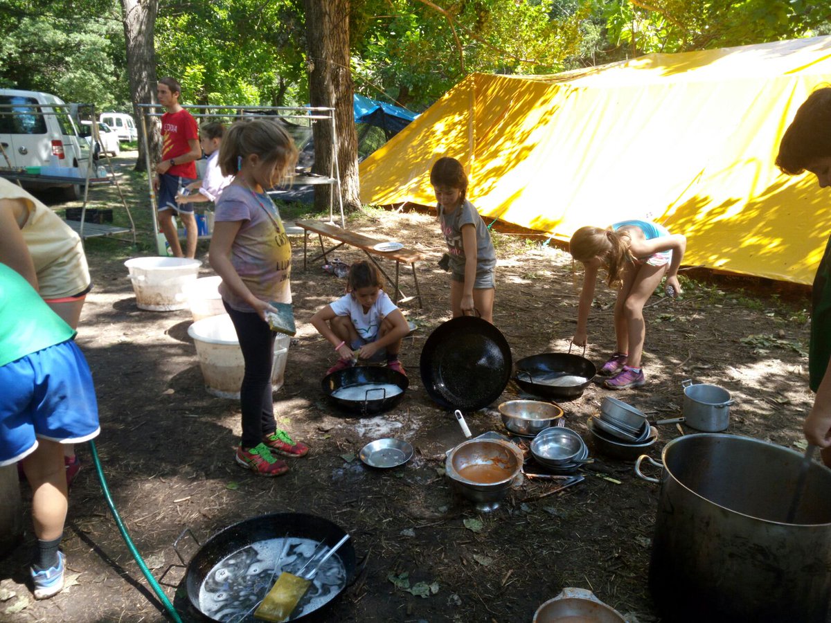 igdmaristes's tweet photo. Tots els agrupaments són fora de campaments. Alguns acaben aquest dies i d'altres comencen l'aventura. #Torxa #Ajmacor #campaments https://t.co/1grbD9VdlW