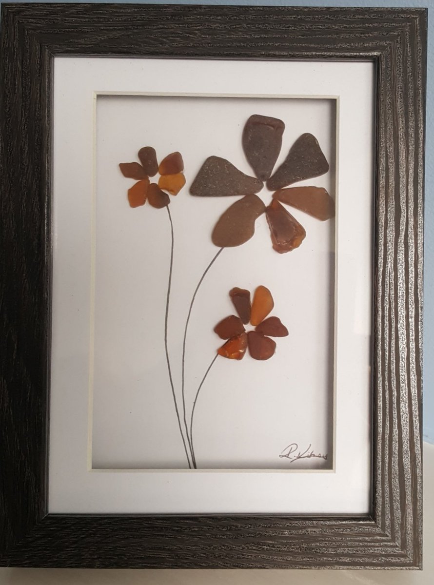 RebeccaKitney's tweet photo. Brown seaglass create #uniquebeach art... very special from #cornish #coastlines 🐚⛵🦀 https://t.co/vVvgARicrZ