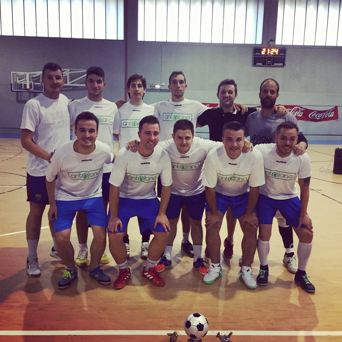 RayoCarbayin's tweet photo. La Antojana gana de nuevu el Campeonatu bares del Carmín colos rayistas @Javi_piki @Angel5Quevedo y @AdrianPalacio10 https://t.co/u7WVHBhwWT