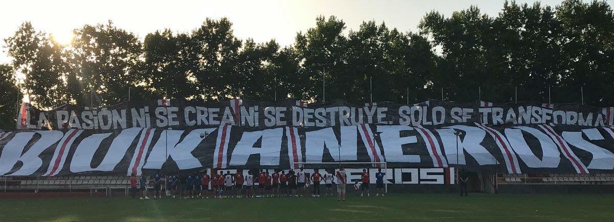 EuroHooligans's tweet image. Primer entrenamiento del #Rayo y @bukaneros92 saca este espectacular tifo &quot;La pasión ni se crea ni se destruye. Sólo se transforma&quot; 🔝🔝