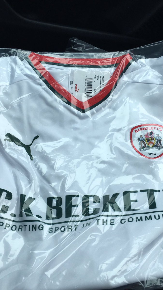 GavinJLowe's tweet photo. @davidchinejani picked your new shirt up chinny and it's making its way over the pennines #secondclub #you reds #bfc @MarkHorbs https://t.co/LHcmOcXfTj