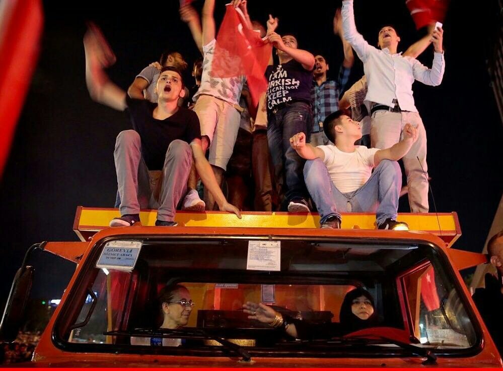 AKKADINGM's tweet photo. Bayrak dalgalanmak için rüzgar bekliyordu...
#15TemmuzDestanı ile Analar evlatlarını, evlatlar analarını şehadete uğurladı... https://t.co/3JNHGTGVeU