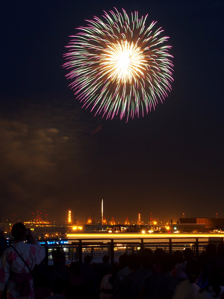 横浜みなとみらい 万葉倶楽部 Sur Twitter 本日は山下公園付近で 横浜スパークリングトワイライト の花火が上がりました 当館からは少し距離がありましたが 屋上の足湯から思ったより良く眺めることが出来ました 明日7 16 日 も19 30から30分から花火が上がる