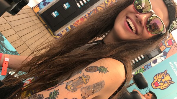 hellobankbelgiq's tweet photo. Vous avez déjà vu tous nos #talkingtatts ? Viens choisir le tien au stand #hellobank @dourfestival https://t.co/YZSVMo7Lls