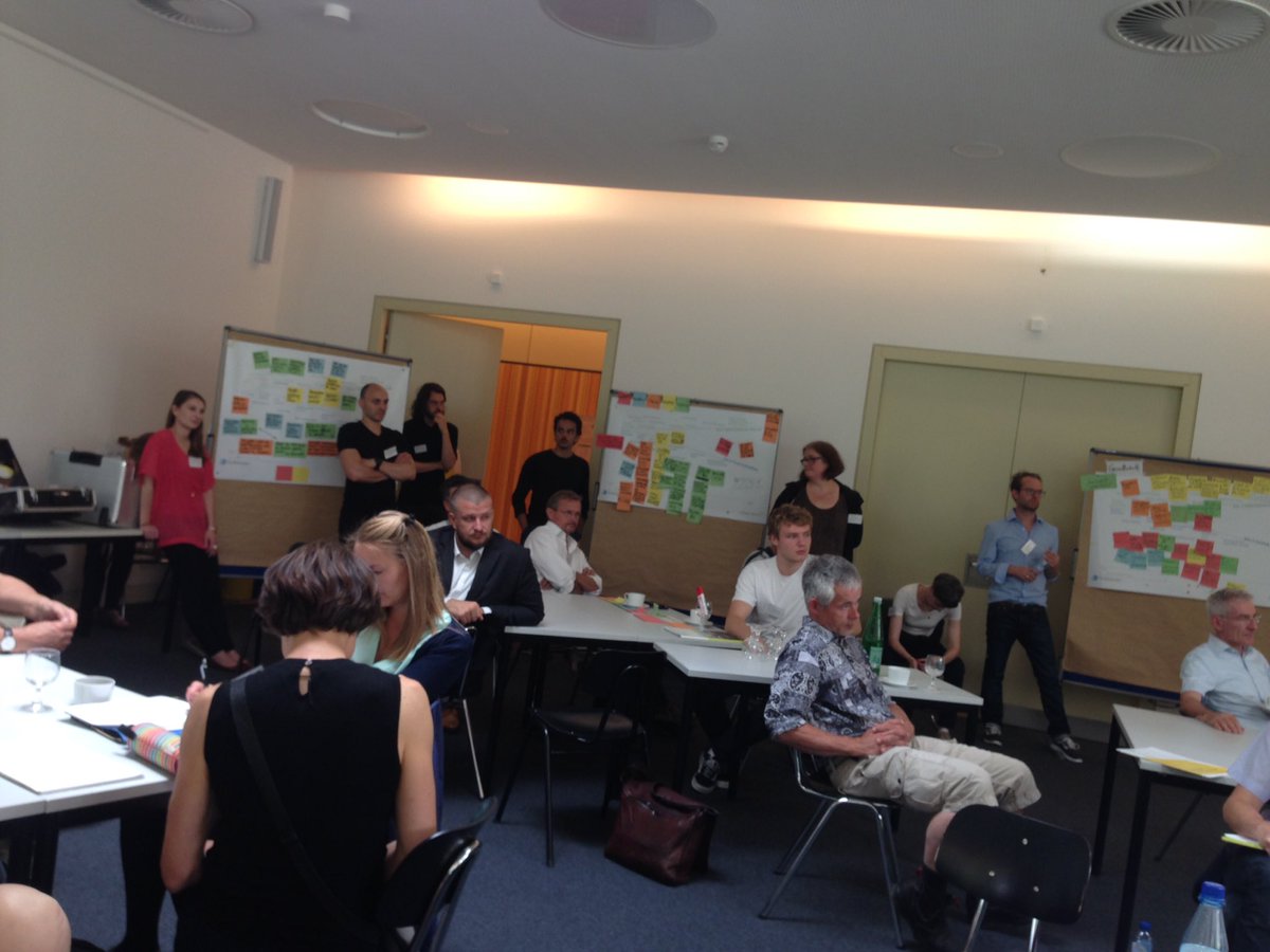 iFutur's tweet photo. 2. Tag #Huddle2017 @CorneliaDaheim Wksp Diskussionsrunden zu #ZukunftderArbeit Basis #MilleniumProject #Scenarios https://t.co/ZbUczwP9SC https://t.co/m9lRRuLoEr