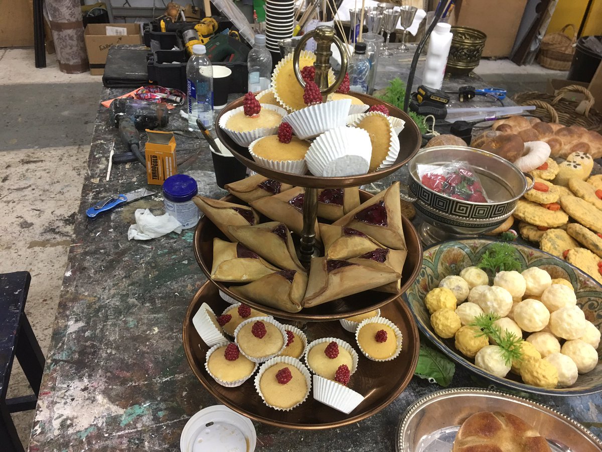 GProIllustrator's tweet image. Some of my work for 'Fiddler on the Roof' 😊🎨🎭📽