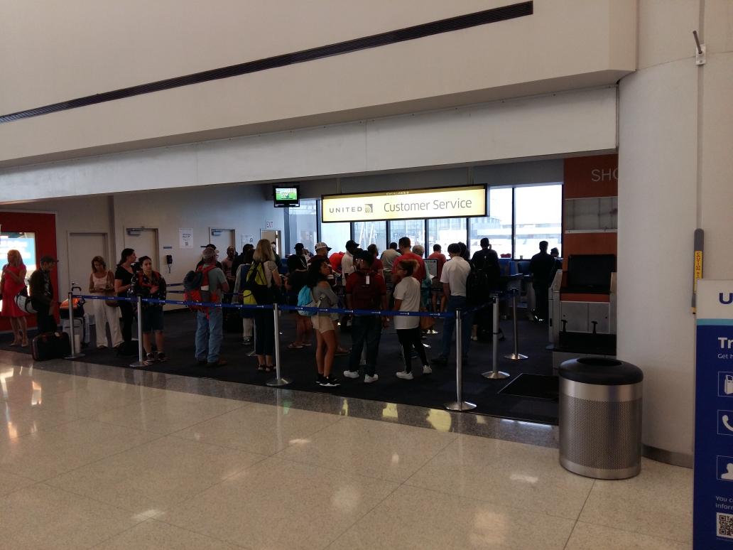 ipzisis's tweet photo. Messed up #united flights at #newarkairport, overnight Customer Service lines... (1/2) https://t.co/TRfhh6Xv3L
