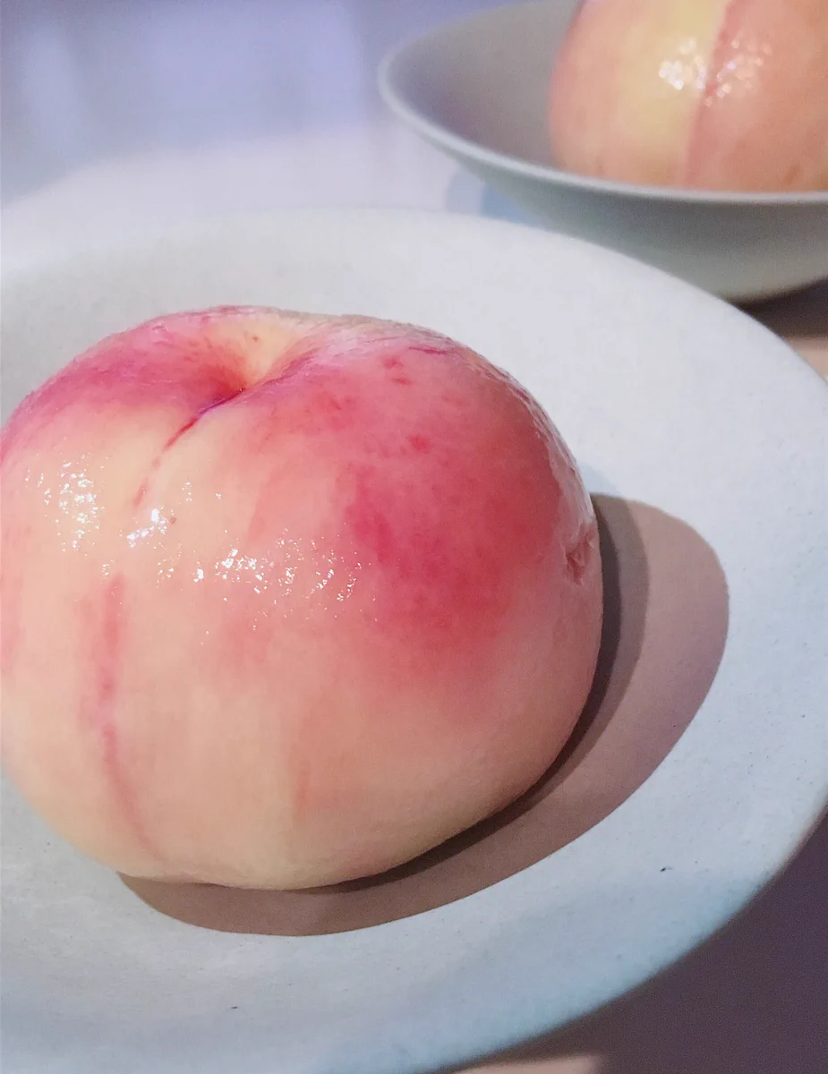 すごいツルツルww熱湯２０秒冷水５分で桃の皮向いたらツルツルに剥ける！