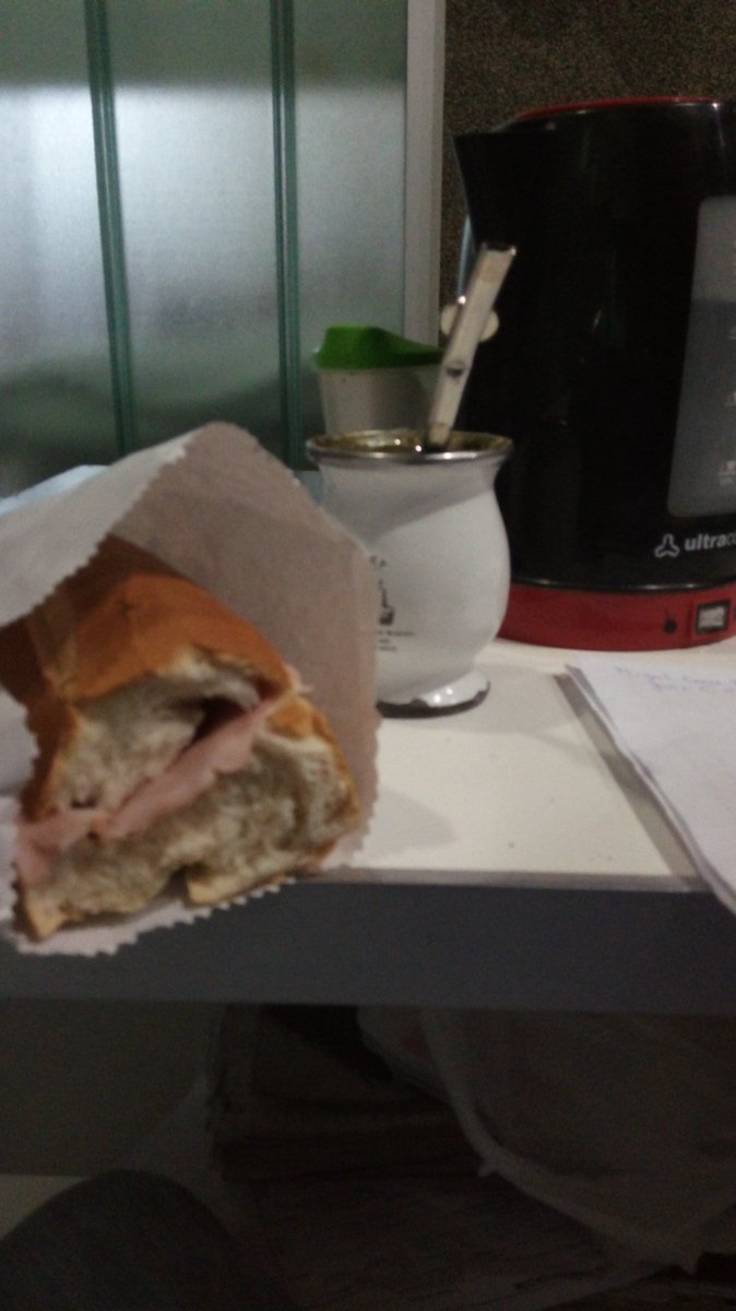 jorgekailar's tweet photo. #BuenSabado aca en la ofi desayunando. https://t.co/gITZy7Pzk3