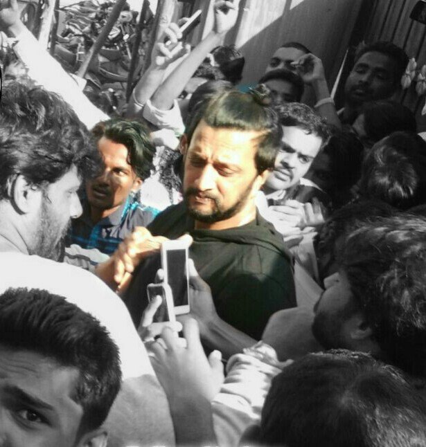 DarshanShankar4's tweet photo. @KicchaSudeep ಅಣ್ಣ ನ #meet
ಮಾಡೋಕೆ ಹೋದಾಗ
ತೆಗೆದಿರೋ #photo
ಯರ್ ತಾಗುದ್ರೋ #gotilla
ಅವರಿಗೆ ಧನ್ಯವಾದಗಳು https://t.co/4alH1pu6Xn