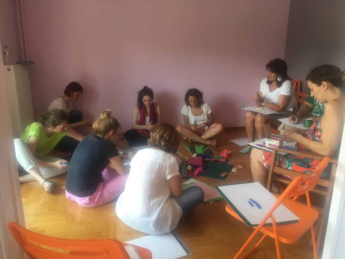 Though baking hot in Athens-our Greek colleagues are fully absorbed in <a href="/baat_org/">British Association of Art Therapists (BAAT)</a> working with children training @ValHuet1 <a href="/_AlexMcDonald/">Alex McDonald</a>
