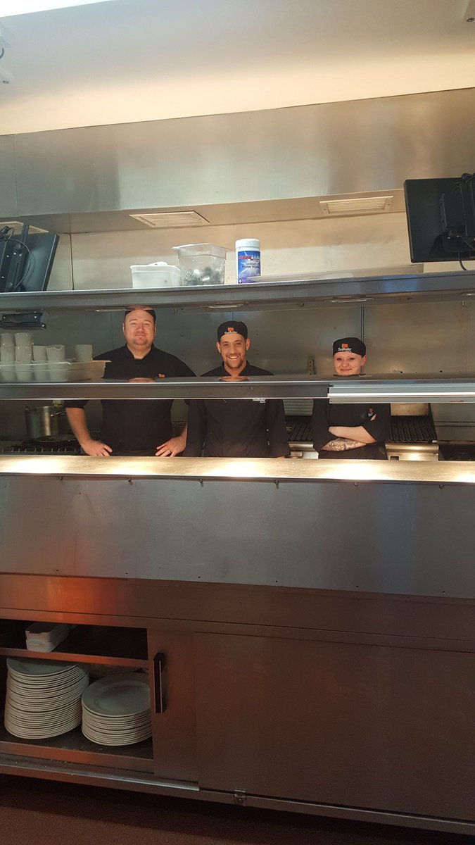 TonyMackell's tweet image. Big #MoorFarm welcome to Aaron our new Grill Chef coming to us from the #Talpore 😆👏🍾🤘🍽 #Beefeater @WeAreSUGM