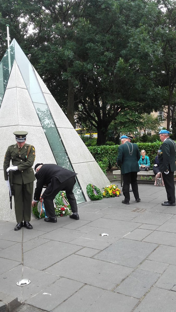 DFPRB's tweet photo. Remembering & honouring @defenceforces deceased mbrs #6InfBn #merrionsquare 6 Inf Bn ceremonial guard at National Memorial Dublin https://t.co/2LQf0QE13c