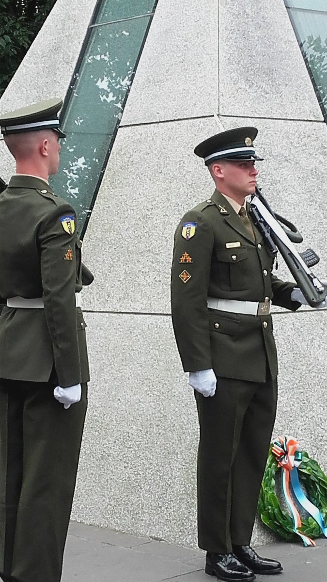 DFPRB's tweet photo. Remembering & honouring @defenceforces deceased mbrs #6InfBn #merrionsquare 6 Inf Bn ceremonial guard at National Memorial Dublin https://t.co/2LQf0QE13c