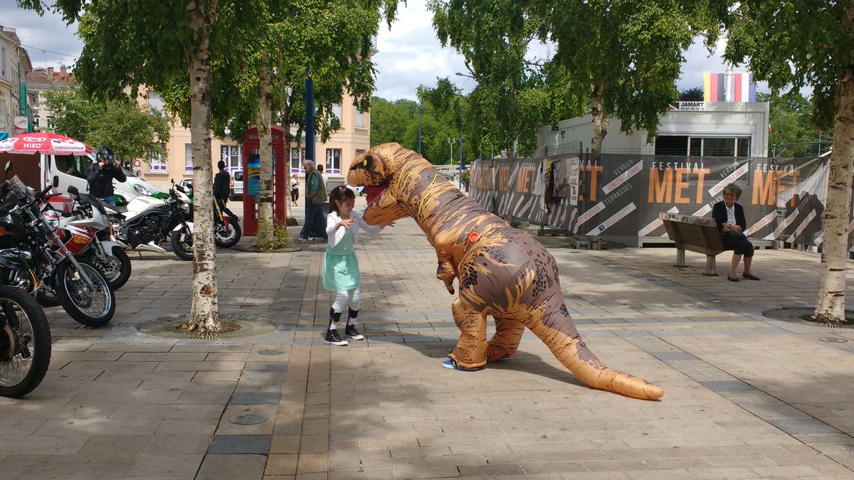 pjkeevil's tweet photo. Friendly dinosaur makes local young girls day. #TTC17 #welldonejames https://t.co/d87QZ948Nu