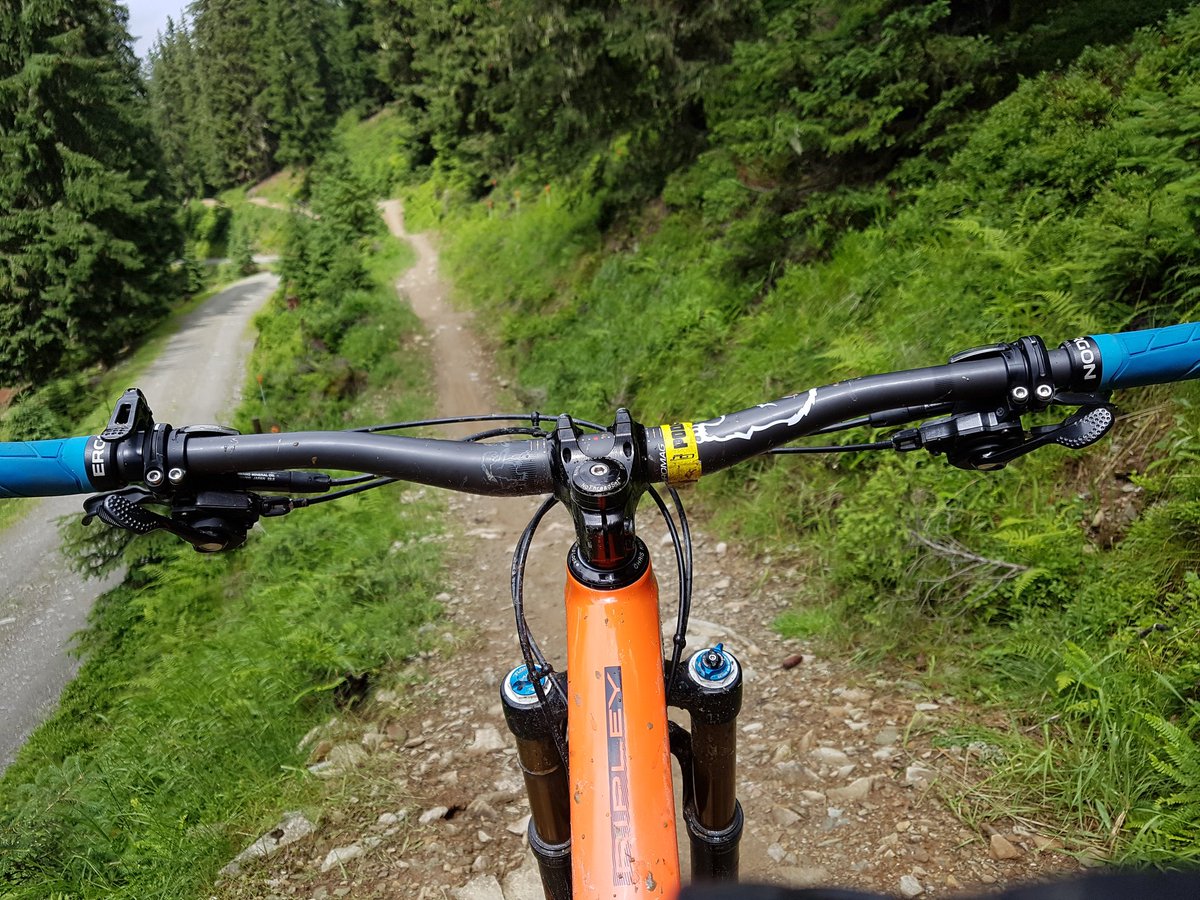 pstanisl's tweet photo. Jsem sice zasraný jak jetel, ale co to božíííí #Hacklbergtrail #saalbach #Hinterglemm #bike https://t.co/oSXu6oB82O