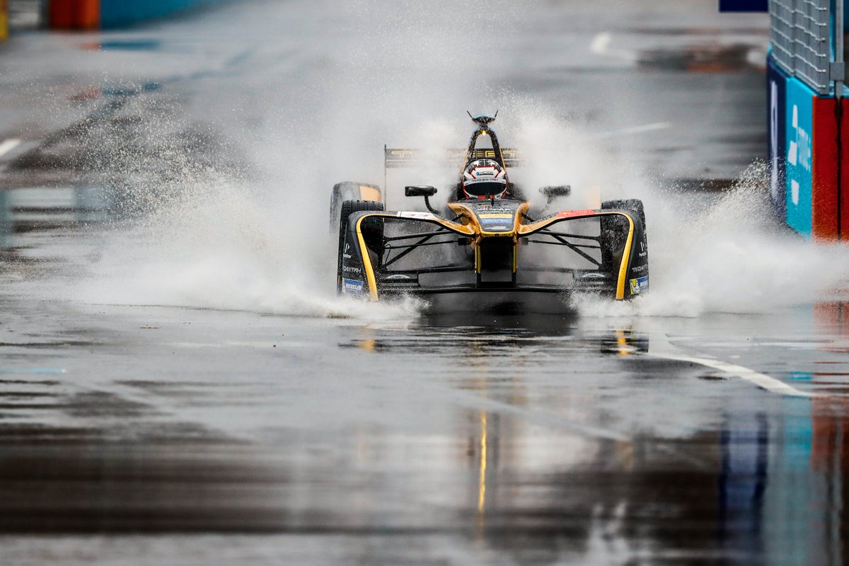 FP2 will be live from New York at 3.30pm UK time. Track drying out so not sure it will be quite as wet as yesterday, awesome shot though!