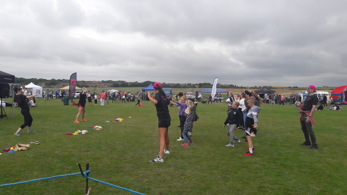 TheWaveLeisure's tweet image. Next Warm Up please ... this time Emma, Debbie and a bit of Steps ! ... is that @duncankerr24 throwing some shapes at the back? #WaveCrew