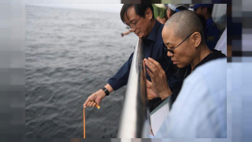 euronews's tweet photo. The funeral of imprisoned Nobel Peace Prize laureate Liu Xiaobo, who died this week from cancer, has taken place ... https://t.co/Qna3H3WKuN https://t.co/bqQCqfGtXO