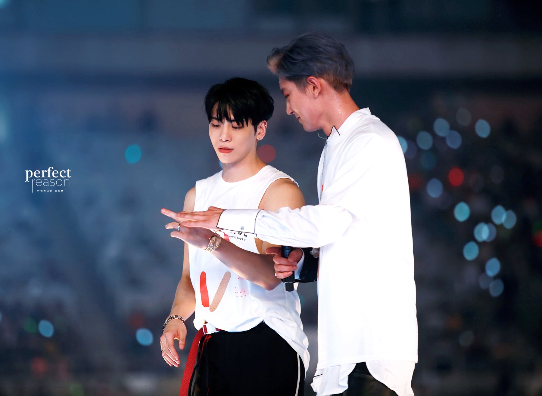 Imagini pentru chanyeol and jonghyun