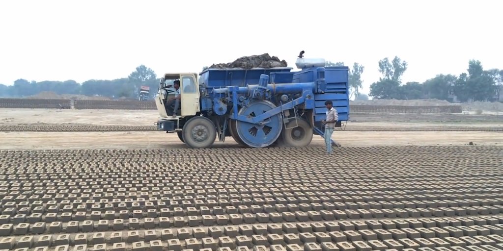 BusinessInsider's tweet image. This machine can produce 300 bricks a minute read.bi/2toy6QY