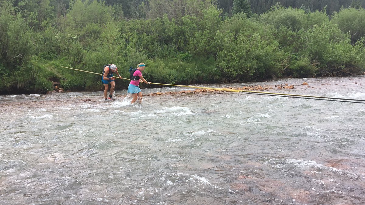 Anna Frost abriendose camino en Mineral Creek. Solo hay dos millas desde aquí hasta la meta. #HR100